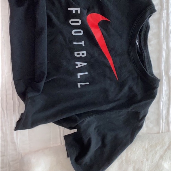 nike black with red swoosh cropped tee - Picture 3 of 3